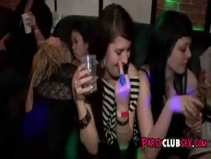 Ragazze fanno festa e sono completamente ubriache #4