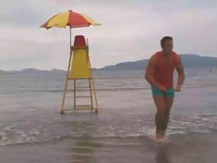 Un bagnino ben dotato si scopa un ragazzo trovato in spiaggia #1