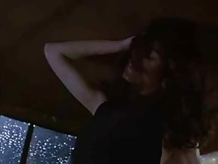 Linda Fiorentino si ritrova nuda nel film Ultima Seduzione #6