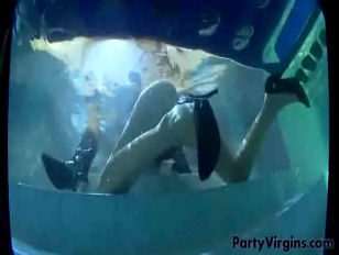 Sesso sott'acqua durante la festa