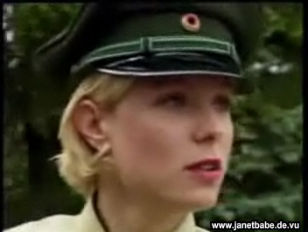 Una poliziotta tedesca un po' zoccola Janet #1