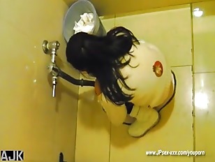 Ragazze cinesi riprese mentre urinano in un bagno pubblico #1