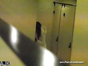 Ragazze cinesi riprese mentre urinano in un bagno pubblico #8