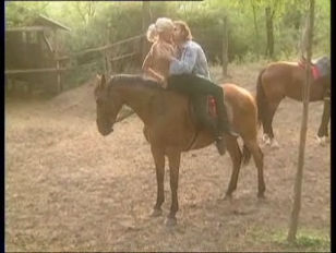 Una coppia arrapante si mette a chiavare su un cavallo #3